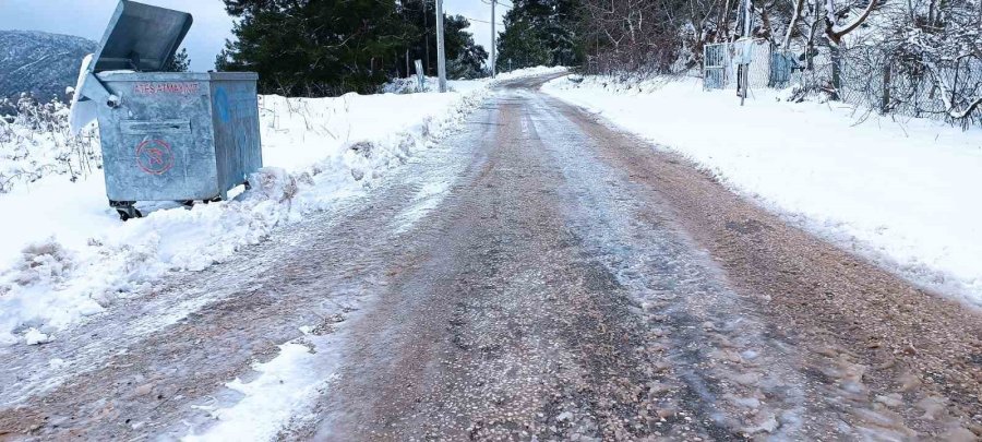 Kemer Belediyesi, Kar Yağışı Nedeniyle Kapanan Yayla Yollarını Temizledi