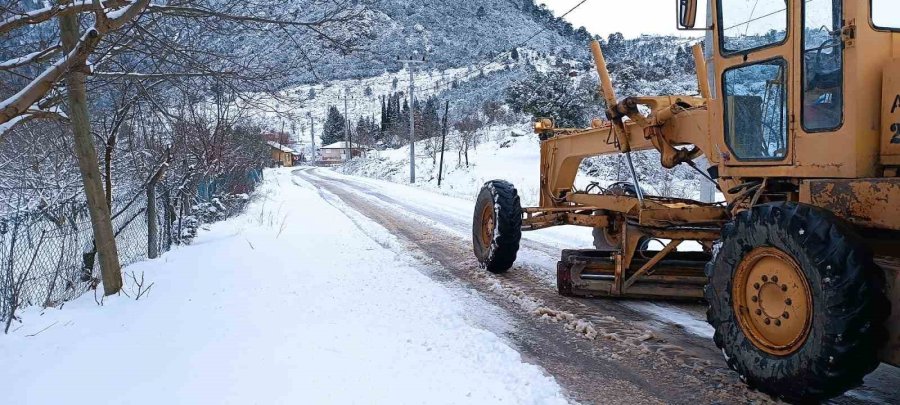 Kemer Belediyesi, Kar Yağışı Nedeniyle Kapanan Yayla Yollarını Temizledi