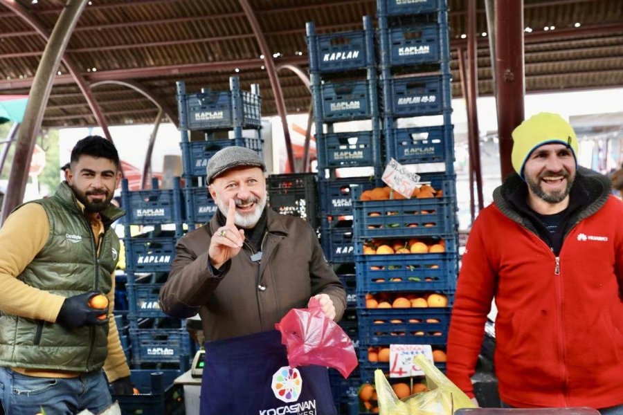 Başkan Çolakbayrakdar Esnaf Ve Vatandaşlarla Birlikte