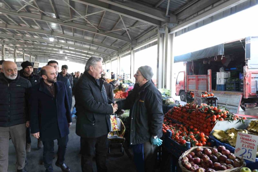 Başkan Palancıoğlu Esenyurt Pazar Yerinde Esnafı Ziyaret Etti