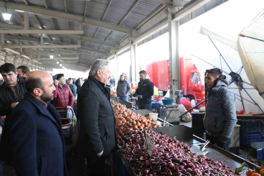 Başkan Palancıoğlu Esenyurt Pazar Yerinde Esnafı Ziyaret Etti