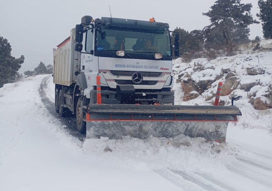 Mersin’de Kar Birçok Noktayı Beyaza Bürüdü, Araçları Yolda Bıraktı