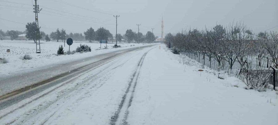 Mersin’de Kar Birçok Noktayı Beyaza Bürüdü, Araçları Yolda Bıraktı