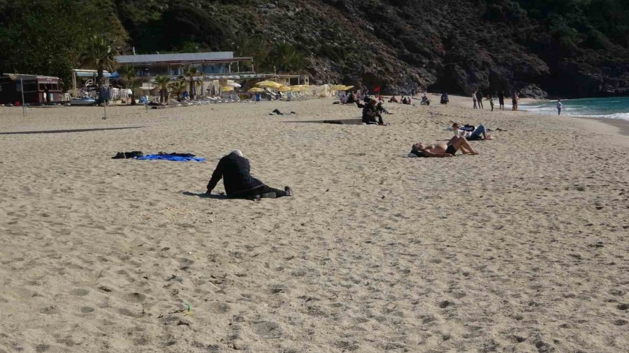 Alanya’da Güzel Havayı Fırsat Bilen Turistler Deniz Kenarına Koştu