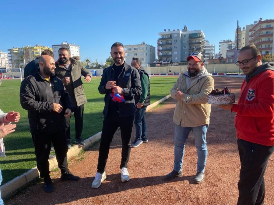 Selçuk Şahin’e Yıllar Önce Futbola Başladığı Silifke’de Doğum Günü Sürprizi