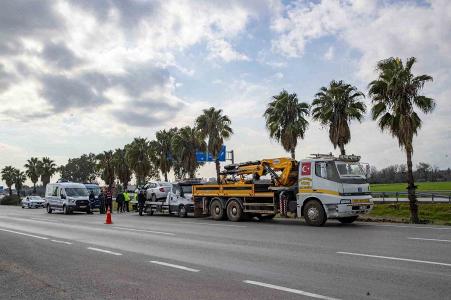 Yoldan Çıkan Otomobil Palmiye Ağacına Çarptı: 1 Ölü, 3 Yaralı