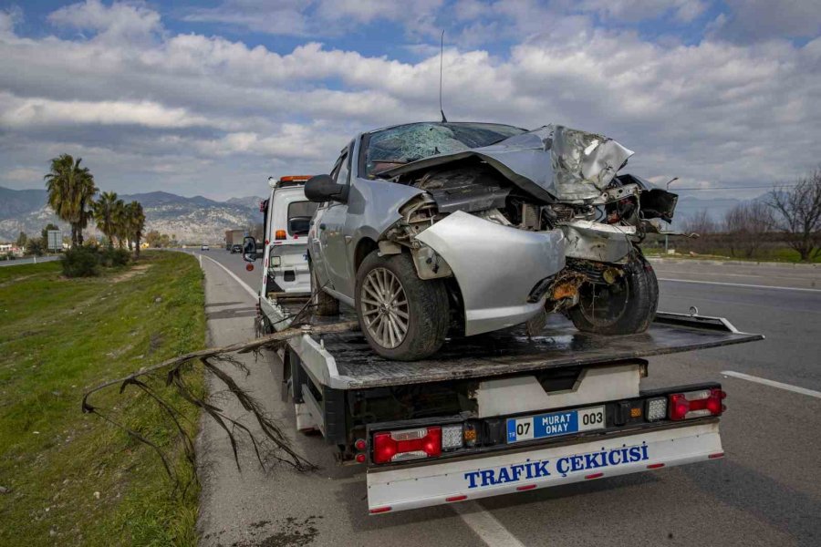 Yoldan Çıkan Otomobil Palmiye Ağacına Çarptı: 1 Ölü, 3 Yaralı