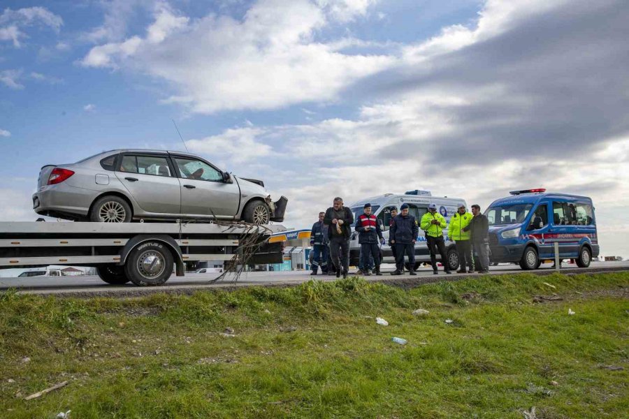 Yoldan Çıkan Otomobil Palmiye Ağacına Çarptı: 1 Ölü, 3 Yaralı