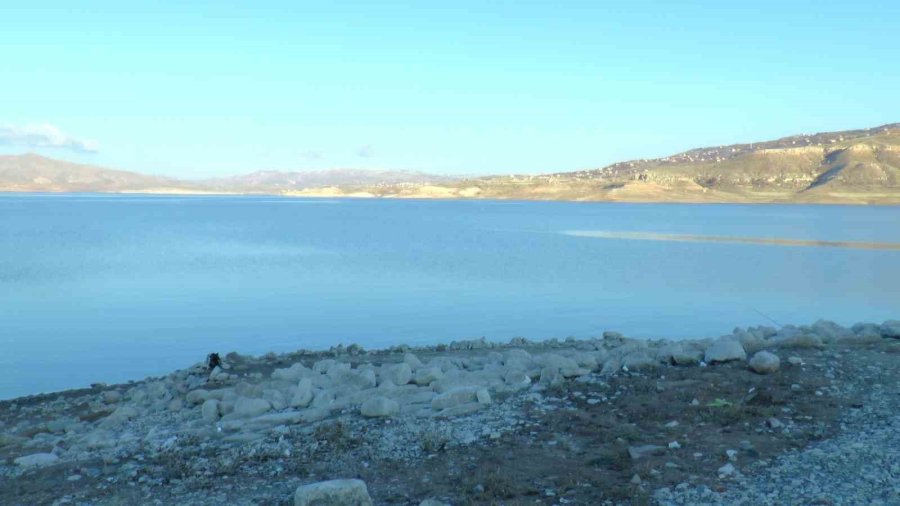 Yağış Olmadı, Yamula Barajı’nda Sular Çekildi