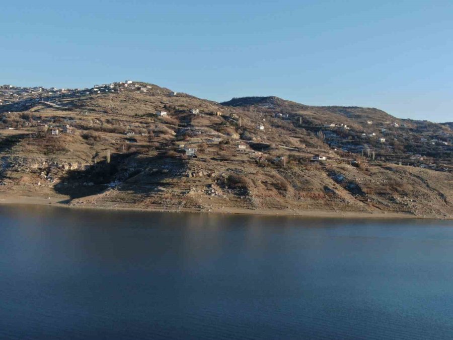 Yağış Olmadı, Yamula Barajı’nda Sular Çekildi