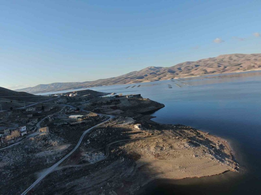 Yağış Olmadı, Yamula Barajı’nda Sular Çekildi