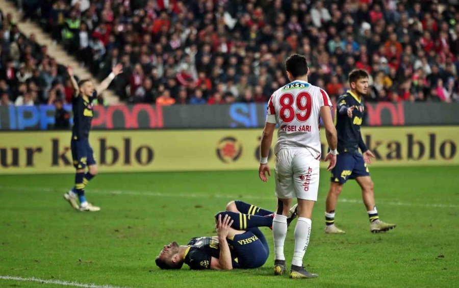 Trendyol Süper Lig: Antalyaspor: 0 - Fenerbahçe: 1 (ilk Yarı)