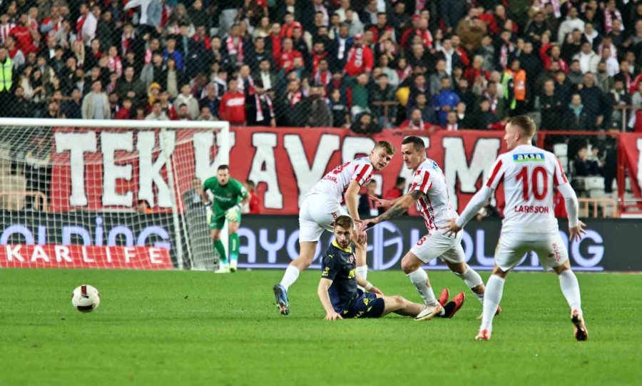 Trendyol Süper Lig: Antalyaspor: 0 - Fenerbahçe: 1 (ilk Yarı)