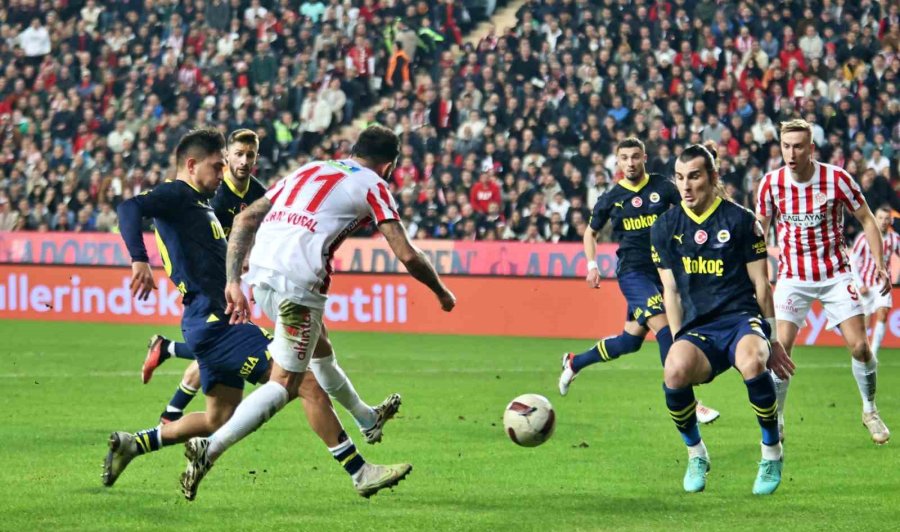 Trendyol Süper Lig: Antalyaspor: 0 - Fenerbahçe: 1 (ilk Yarı)