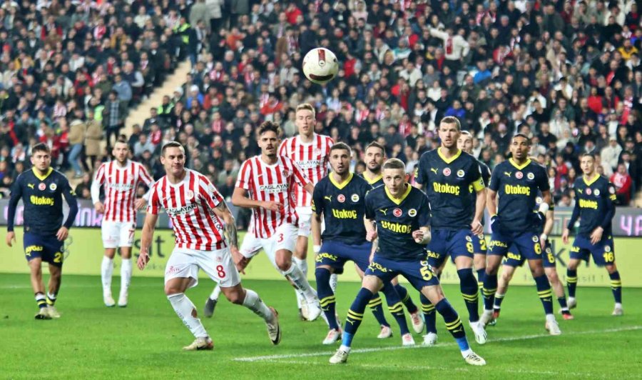 Trendyol Süper Lig: Antalyaspor: 0 - Fenerbahçe: 1 (ilk Yarı)