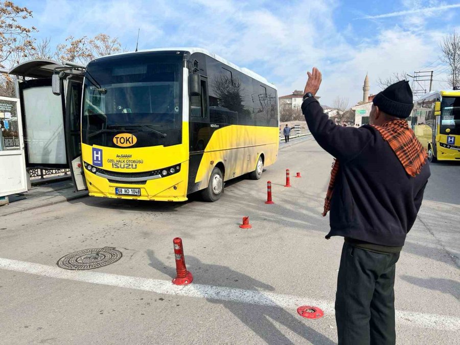 Kurt Gibi Uluyup Otobüs Seferlerini Yönlendiriyor