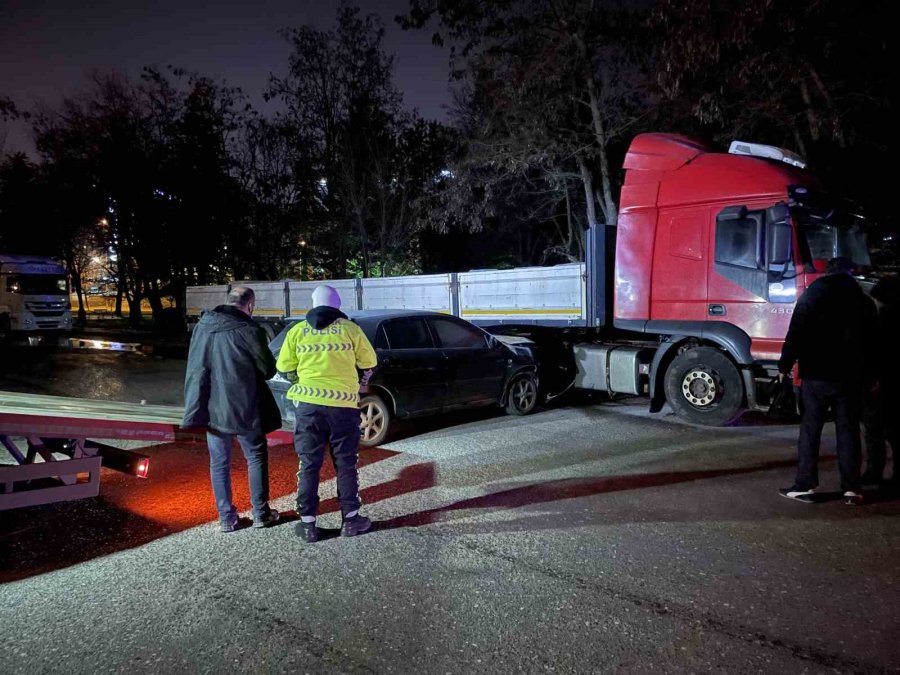 Polisten Kaçan Alkollü Sürücü Tıra Çarptı