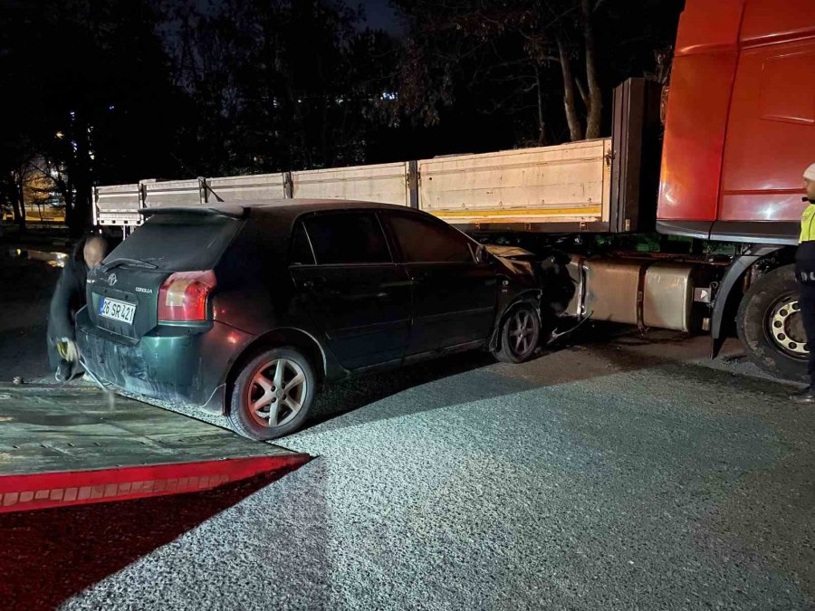 Polisten Kaçan Alkollü Sürücü Tıra Çarptı