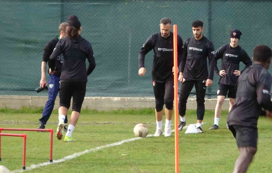 Depremin Üzerinden Bir Yıl Geçti: Hataysporlu Futbolcular O Günleri Unutamıyor