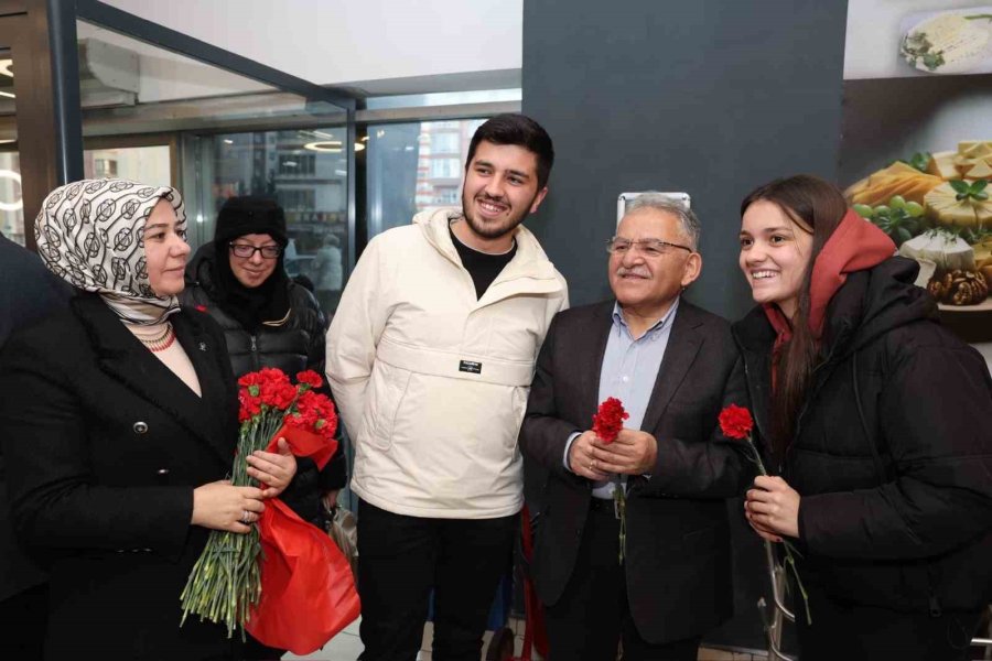 Başkan Büyükkılıç, Köşk Sosyete Esnafıyla Kucaklaşarak, Karanfil Dağıttı