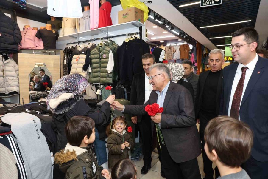 Başkan Büyükkılıç, Köşk Sosyete Esnafıyla Kucaklaşarak, Karanfil Dağıttı