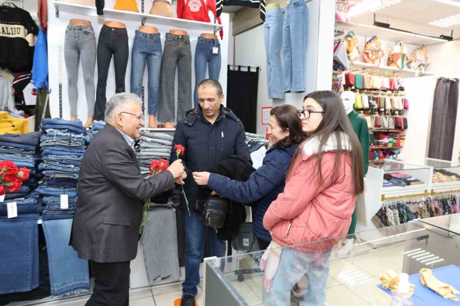 Başkan Büyükkılıç, Köşk Sosyete Esnafıyla Kucaklaşarak, Karanfil Dağıttı