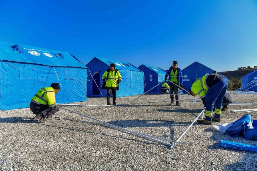 Mersin Büyükşehir Belediyesi Depremzedelerin Yanında Oldu