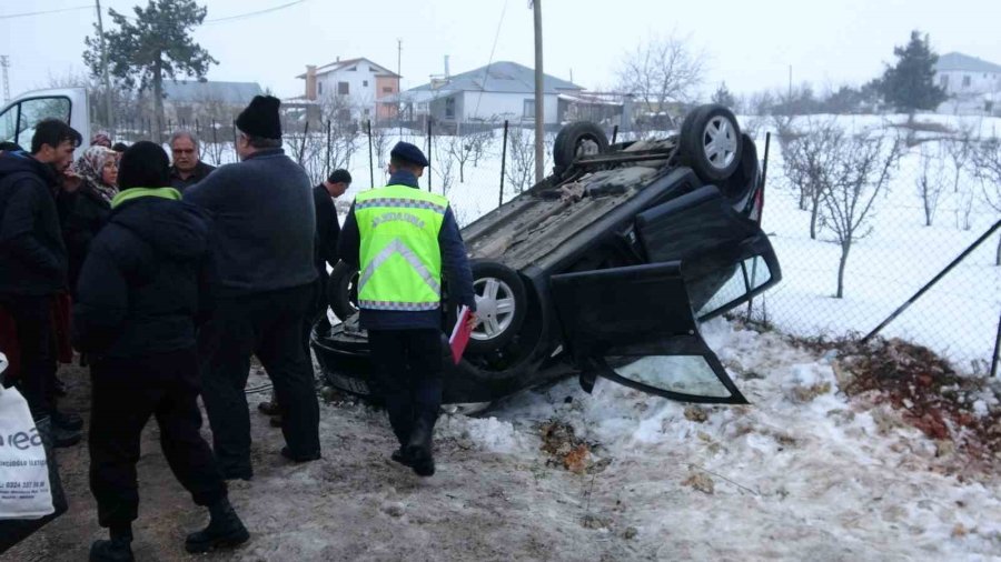 Buzda Kayan Otomobil Takla Atıp Ters Döndü