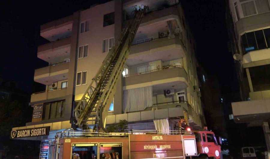 Alanya’da Dört Katlı Binanın En Üst Katındaki Yangın Korkuttu