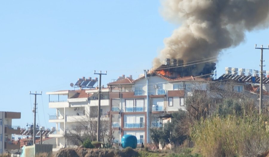 Tutuşan İzolasyon Malzemeleri Çatıyı Küle Çevirdi, Bina Sakinleri Gözyaşlarına Hakim Olamadı