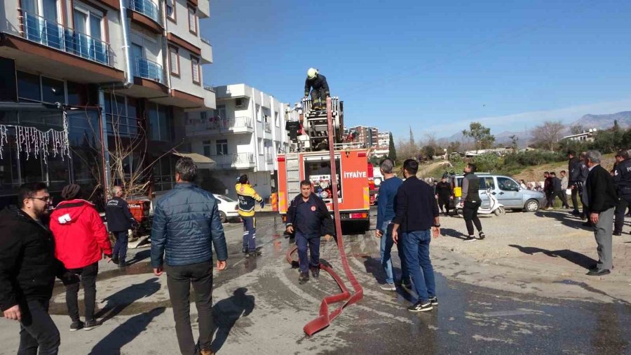 Tutuşan İzolasyon Malzemeleri Çatıyı Küle Çevirdi, Bina Sakinleri Gözyaşlarına Hakim Olamadı