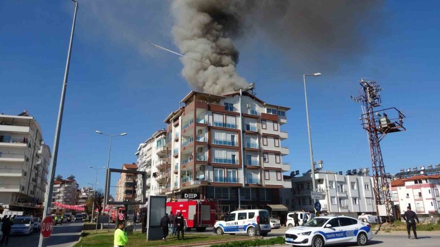 Tutuşan İzolasyon Malzemeleri Çatıyı Küle Çevirdi, Bina Sakinleri Gözyaşlarına Hakim Olamadı