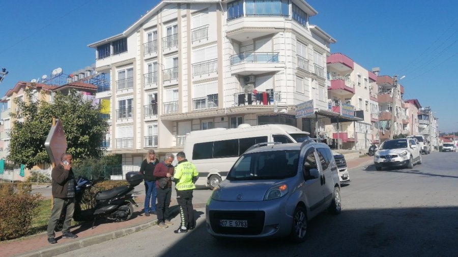 Hafif Ticari Araç İle Motosiklet Çarpıştı: 2 Yaralı