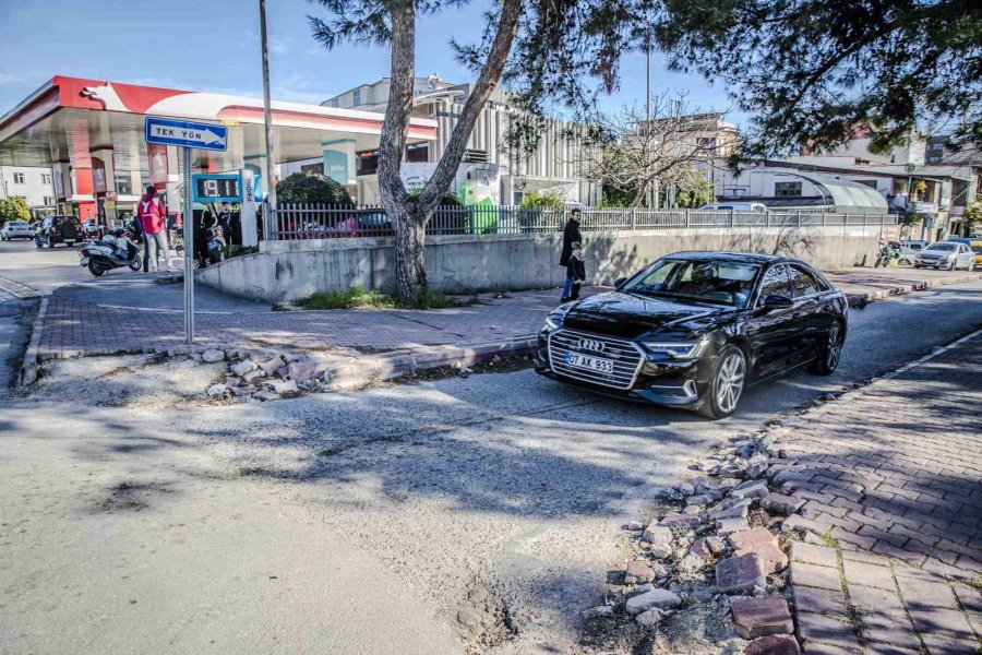 Yolu 3 Dakika Kısaltmak İçin 690 Tl Ödediler, Polisi Görünce Şaşkına Döndüler