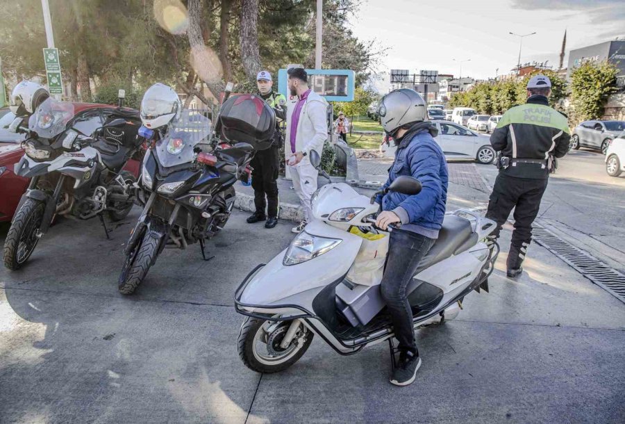 Yolu 3 Dakika Kısaltmak İçin 690 Tl Ödediler, Polisi Görünce Şaşkına Döndüler