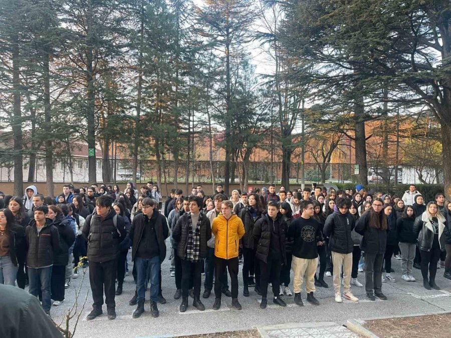 Öğrenciler Ve Öğretmenler 6 Şubat’ı Saygı Duruşuyla Andı