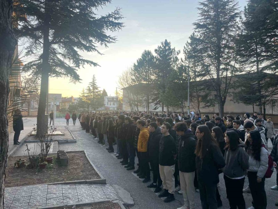 Öğrenciler Ve Öğretmenler 6 Şubat’ı Saygı Duruşuyla Andı