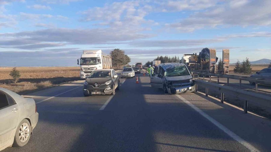 Seyir Halindeki Kamyonet, Tankere Arkadan Çarptı, 1 Kişi Hayatını Kaybetti