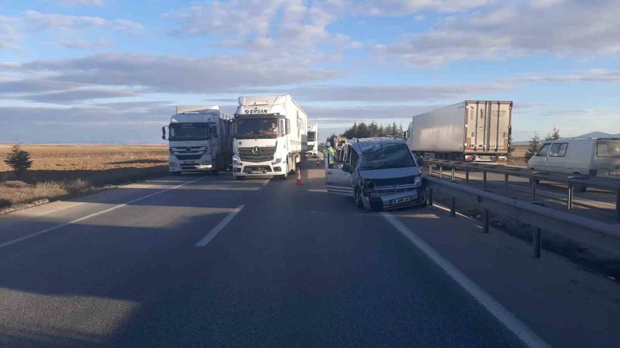 Seyir Halindeki Kamyonet, Tankere Arkadan Çarptı, 1 Kişi Hayatını Kaybetti