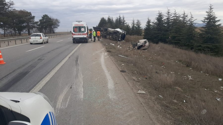 Seyir Halindeki Otomobile Arkadan Tır Çarptı, 3 Kişi Yaralandı