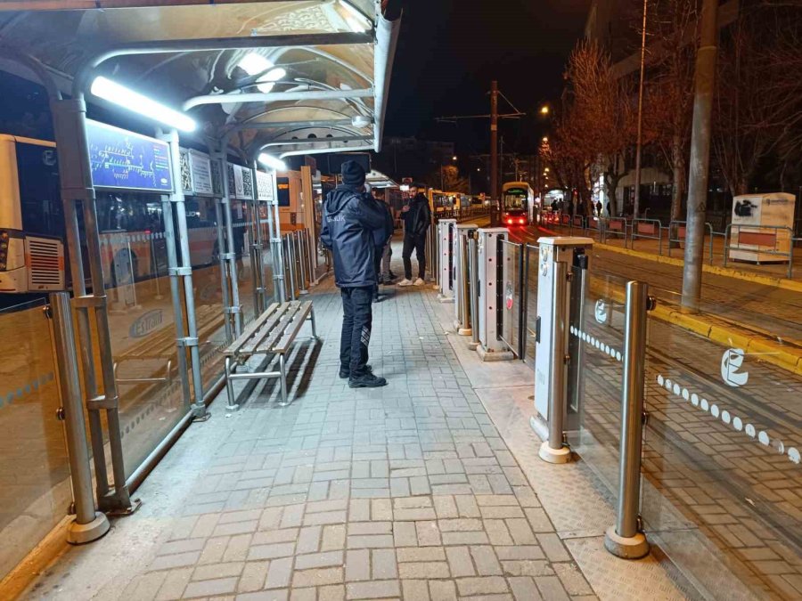 Önce Tramvayda Dilendiler Sonra Sağlık Personeli İle Tartıştılar