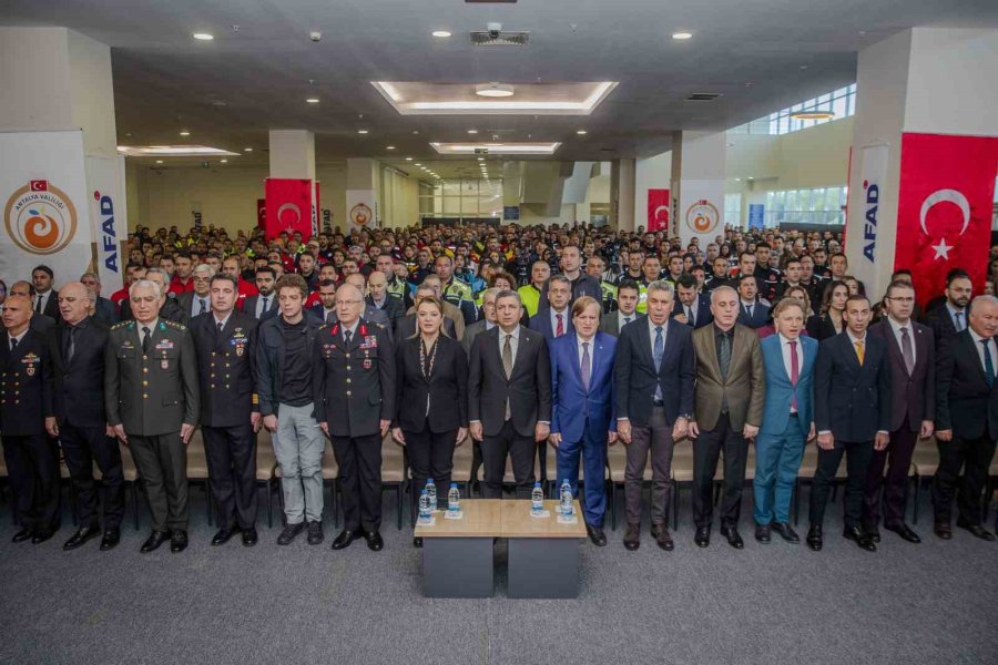 Depremi Yaşayan Vali, O Anlara Gidince Konuşmakta Zorlandı