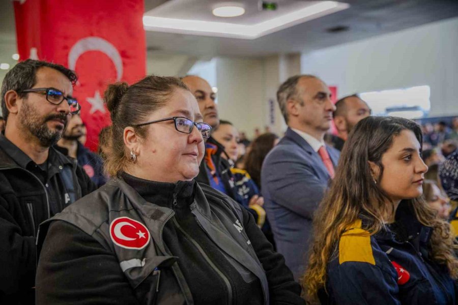 Depremi Yaşayan Vali, O Anlara Gidince Konuşmakta Zorlandı