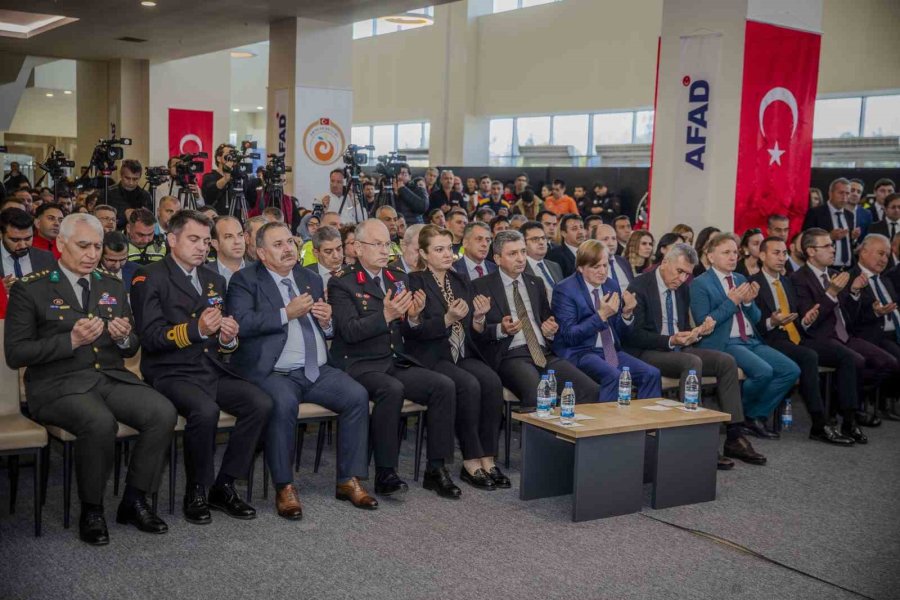 Depremi Yaşayan Vali, O Anlara Gidince Konuşmakta Zorlandı