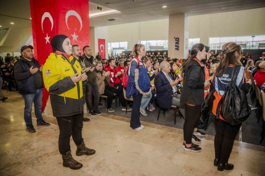 Depremi Yaşayan Vali, O Anlara Gidince Konuşmakta Zorlandı