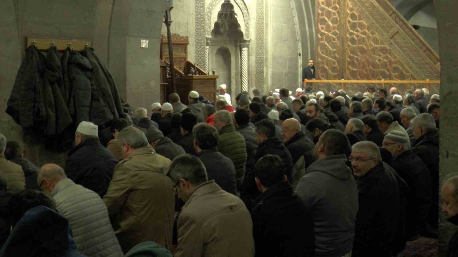 Sabah Namazında Eller Asrın Felaketi İçin Semaya Kalktı