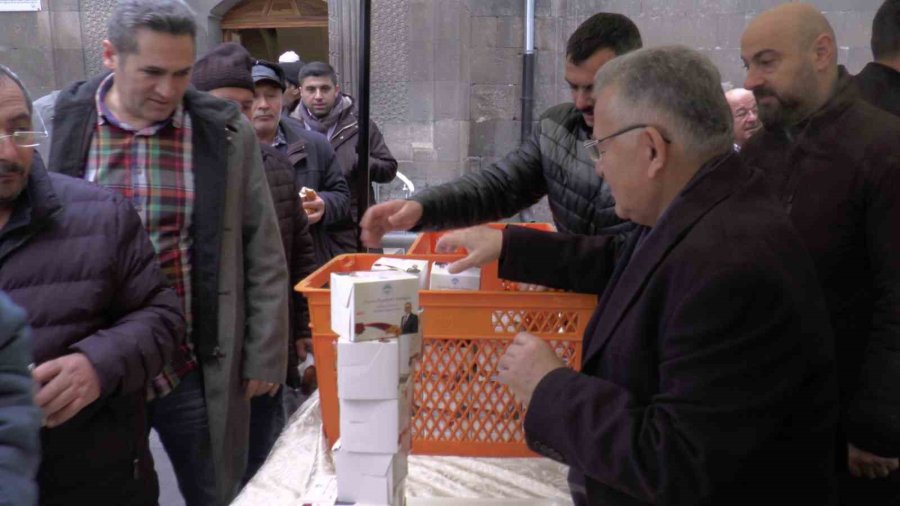 Sabah Namazında Eller Asrın Felaketi İçin Semaya Kalktı