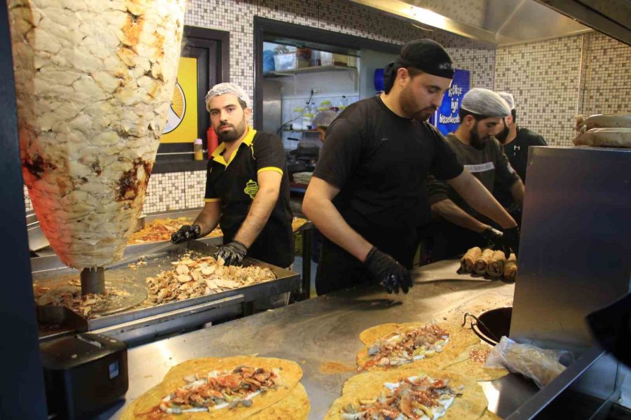 Mersin’de Depremzedeler Anısına 300 Kilo Döner Ücretsiz Dağıtıldı