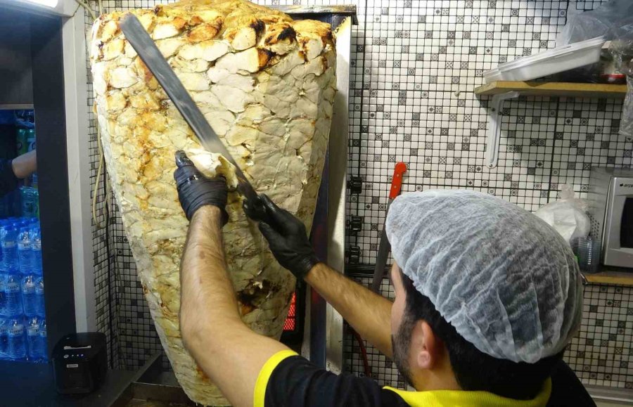 Mersin’de Depremzedeler Anısına 300 Kilo Döner Ücretsiz Dağıtıldı