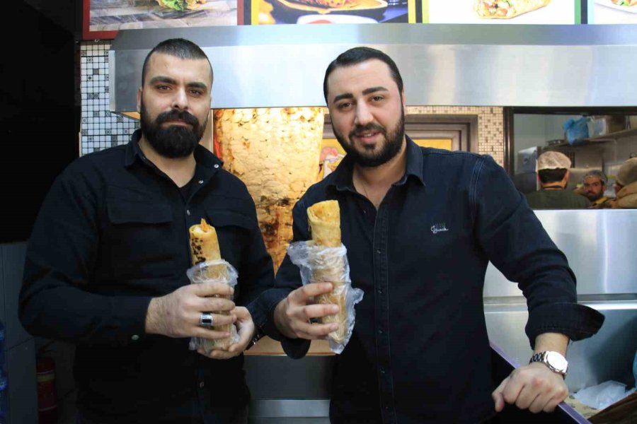 Mersin’de Depremzedeler Anısına 300 Kilo Döner Ücretsiz Dağıtıldı